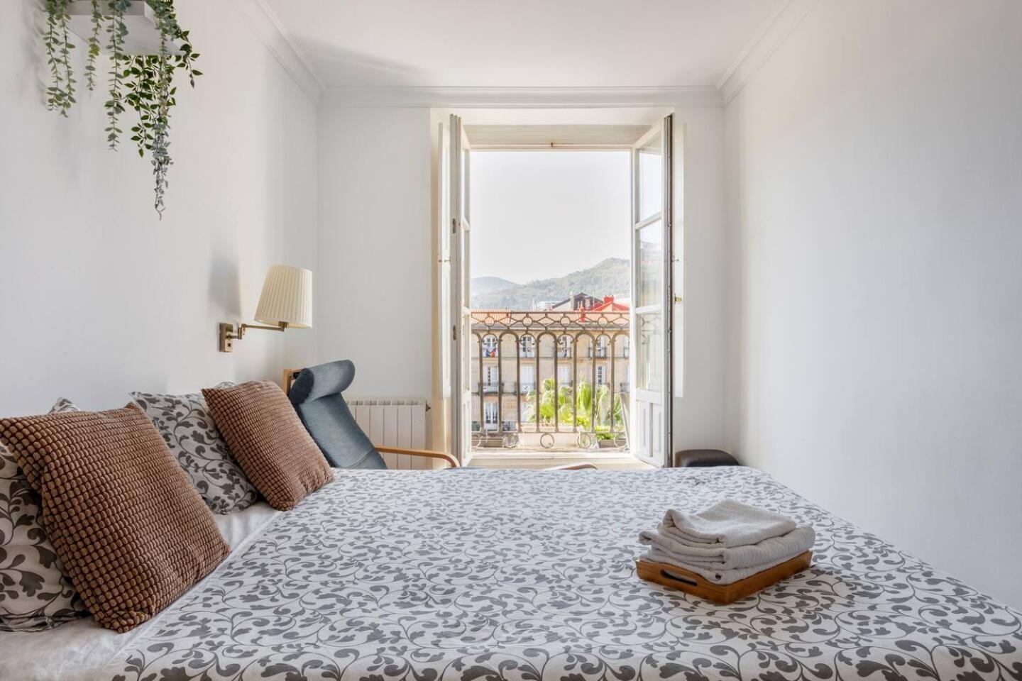 Plaza Nueva Habitaciones Bilbao Pokoj fotografie